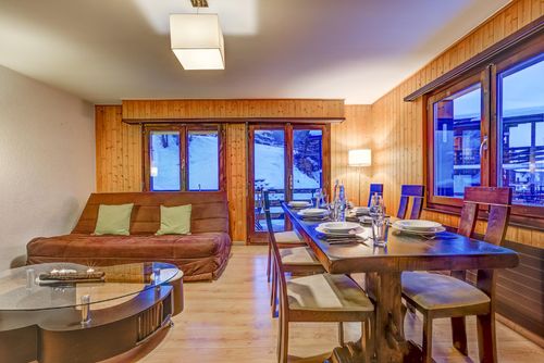 Appartement Rocailles 7 Appartement classique et confortable à La Tzoumaz, dans les Quatre Vallées, en Suisse, pour 4 personnes. L'appartement est situé dans une zone montagneuse, à proximité de restaurants et de bars, de supermarchés et d'un court de tennis, à moins de 500 m de la piste de ski et à moins de 500 m du téléphérique....