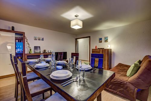 Appartement Rocailles 7 Appartement classique et confortable à La Tzoumaz, dans les Quatre Vallées, en Suisse, pour 4 personnes. L'appartement est situé dans une zone montagneuse, à proximité de restaurants et de bars, de supermarchés et d'un court de tennis, à moins de 500 m de la piste de ski et à moins de 500 m du téléphérique....