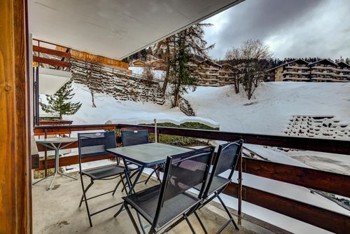 Appartement Rocailles 7 Appartement classique et confortable à La Tzoumaz, dans les Quatre Vallées, en Suisse, pour 4 personnes. L'appartement est situé dans une zone montagneuse, à proximité de restaurants et de bars, de supermarchés et d'un court de tennis, à moins de 500 m de la piste de ski et à moins de 500 m du téléphérique....