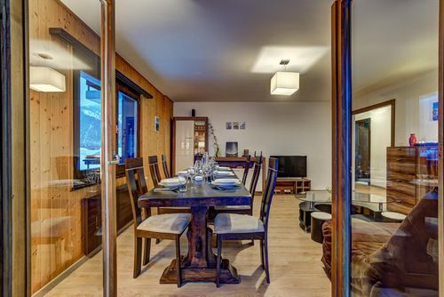 Appartement Rocailles 7 Appartement classique et confortable à La Tzoumaz, dans les Quatre Vallées, en Suisse, pour 4 personnes. L'appartement est situé dans une zone montagneuse, à proximité de restaurants et de bars, de supermarchés et d'un court de tennis, à moins de 500 m de la piste de ski et à moins de 500 m du téléphérique....