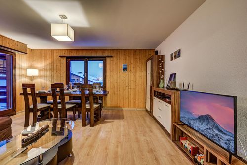 Appartement Rocailles 7 Appartement classique et confortable à La Tzoumaz, dans les Quatre Vallées, en Suisse, pour 4 personnes. L'appartement est situé dans une zone montagneuse, à proximité de restaurants et de bars, de supermarchés et d'un court de tennis, à moins de 500 m de la piste de ski et à moins de 500 m du téléphérique....