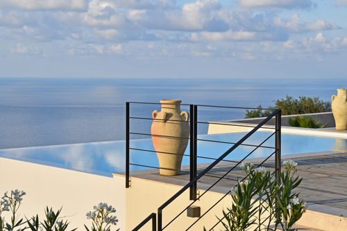 Villa Luna Villa à Cefalù, Sicile, Italie, avec piscine privée pour 8 personnes. La maison est située dans une zone balnéaire vallonnée et rurale....