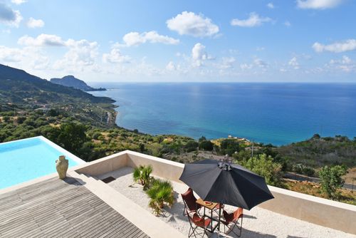 Villa Luna Villa à Cefalù, Sicile, Italie, avec piscine privée pour 8 personnes. La maison est située dans une zone balnéaire vallonnée et rurale....