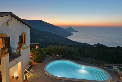 Villa Il Basto Villa in Cefalù, Sizilien, Italien mit privatem Pool für 8 Personen. Das Haus befindet sich in einem hügeligen und bewohnten Strandgebiet....