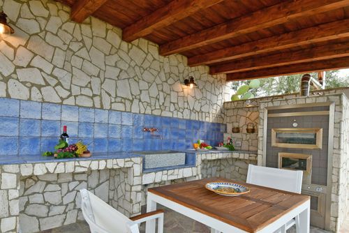 Villa Il Basto Villa à Cefalù, Sicile, Italie avec piscine privée pour 8 personnes. La maison est située dans une zone résidentielle et vallonnée proche de la plage....