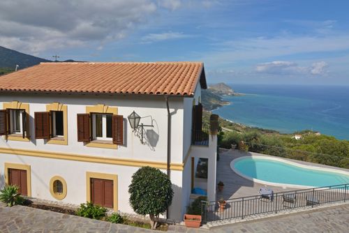 Villa Il Basto Villa in Cefalù, Sizilien, Italien mit privatem Pool für 8 Personen. Das Haus befindet sich in einem hügeligen und bewohnten Strandgebiet....