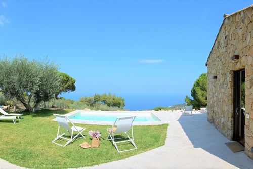 Villa Respiro Villa avec piscine privée à Cefalù, Sicile, Italie pour 8 personnes. La maison est située dans une zone résidentielle et vallonnée près de la plage, à 4 km de la mer....