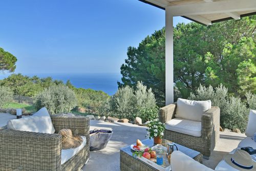 Villa Respiro Villa avec piscine privée à Cefalù, Sicile, Italie pour 8 personnes. La maison est située dans une zone résidentielle et vallonnée près de la plage, à 4 km de la mer....