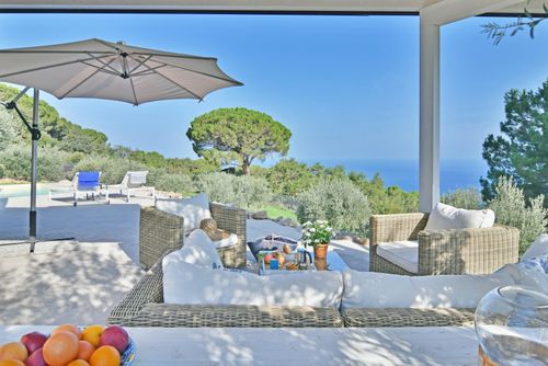 Villa Respiro Villa à Cefalù, Sicile, Italie avec piscine privée pour 8 personnes. La maison est située dans un quartier résidentiel vallonné, à 4 km de la plage....