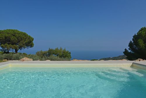 Villa Respiro Villa avec piscine privée à Cefalù, Sicile, Italie pour 8 personnes. La maison est située dans une zone résidentielle et vallonnée près de la plage, à 4 km de la mer....