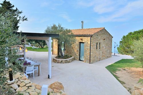 Villa Respiro Villa in Cefalù, Sizilien, Italien mit privatem Pool für 8 Personen. Das Haus befindet sich in einem hügeligen und Wohngebiet in Strandnähe und ist 4 km vom Strand entfernt....