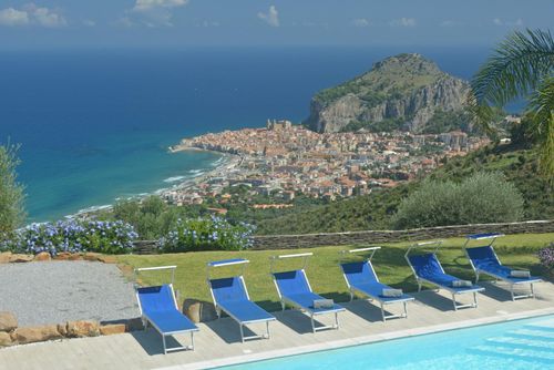 Villa Marisol Villa à Cefalù, Sicile, Italie, avec piscine chauffée pour 8 personnes. La maison est située dans une zone balnéaire en pente....