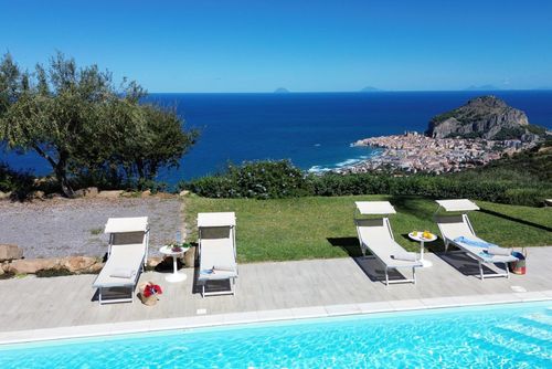 Villa Marisol Villa in Cefalù, Sizilien, Italien mit beheiztem Pool für 8 Personen. Das Haus befindet sich in einer hügeligen Strandgegend....