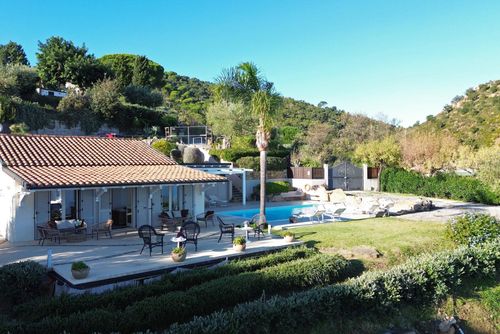 Villa Profondo Blu Villa mit privatem Pool in Cefalù, Sizilien, Italien für 8 Personen. Das Haus befindet sich in einer hügeligen Strandgegend....