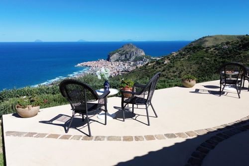 Villa Marisol Villa à Cefalù, Sicile, Italie, avec piscine chauffée pour 8 personnes. La maison est située dans une zone balnéaire en pente....