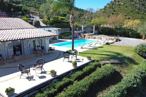 Villa Marisol Villa à Cefalù, Sicile, Italie, avec piscine privée pour 8 personnes. La maison est située dans une zone balnéaire vallonnée....