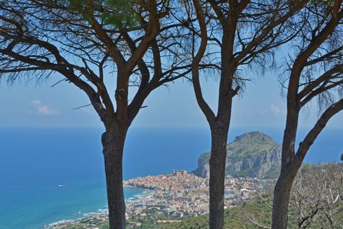 Villa Splendida Villa with private pool in Cefalù, Sicily, Italy for 8 persons. The house is situated in a hilly beach area....