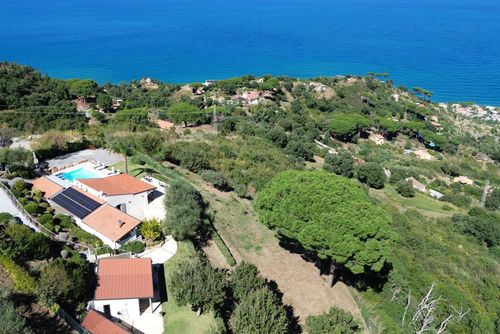 Villa Marisol Villa à Cefalù, Sicile, Italie, avec piscine privée pour 8 personnes. La maison est située dans une zone balnéaire vallonnée....