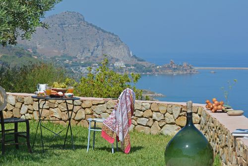 Villa Talia Villa mit privatem Pool in Cefalù, Sizilien, Italien für 4 Personen. Das Ferienhaus befindet sich in einer malerischen Lage....