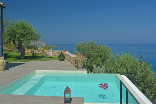 Villa Talia Villa à Cefalù, Sicile, Italie avec piscine privée pour 4 personnes. La maison est située....
