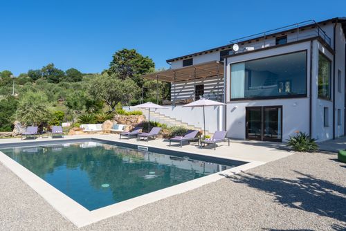 Villa Vittoria Villa mit privatem Pool in Cefalù, Sizilien, Italien für 8 Personen. Das Haus befindet sich in einem hügeligen und Wohngebiet in Strandnähe....