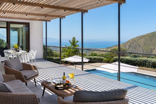 Villa Vittoria Villa mit privatem Pool in Cefalù, Sizilien, Italien für 8 Personen. Das Ferienhaus befindet sich in einem hügeligen und Wohngebiet in Strandnähe....