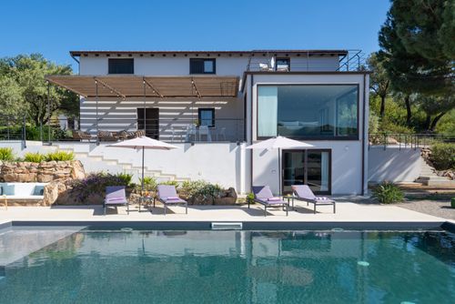 Villa Vittoria Villa mit privatem Pool in Cefalù, Sizilien, Italien für 8 Personen. Das Haus befindet sich in einem hügeligen und Wohngebiet in Strandnähe....