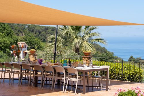 Villa Provenza Villa mit privatem Pool in Cefalù, Sizilien, Italien für 16 Personen. Das Ferienhaus befindet sich in einem hügeligen Wohngebiet nahe dem Strand und ist 4 km vom Meer entfernt....