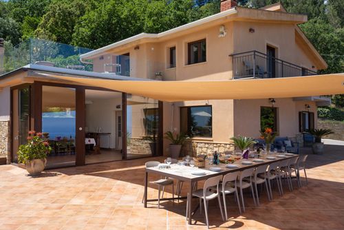 Villa Provenza Villa mit privatem Pool in Cefalù, Sizilien, Italien für 16 Personen. Das Ferienhaus befindet sich in einem hügeligen Wohngebiet nahe dem Strand und ist 4 km vom Meer entfernt....