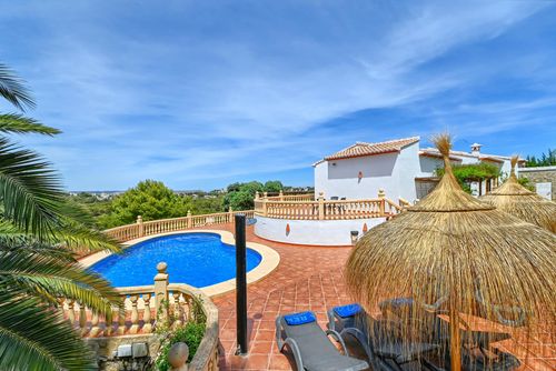 Familia Meravigliosa e confortevole villa con piscina privata a Jávea, Costa Blanca, Spagna, per 6 persone. La casa è situata in una zona residenziale vicino alla spiaggia....
