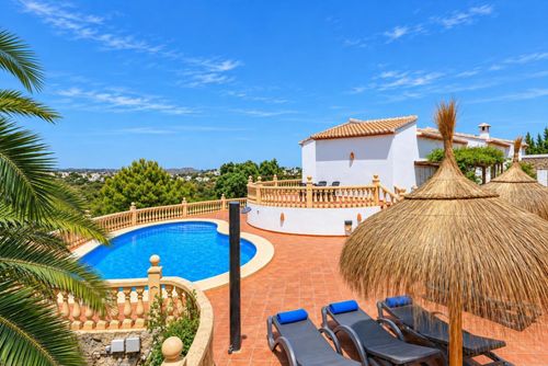 Villa Familia: Javea, Costa Blanca, Spanje. Ligbedden en met privé zwembad en terras