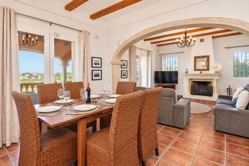 Villa Familia: Javea, Costa Blanca, Spanje. Woon-eetkamer