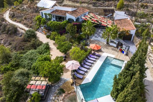 Oltavista 8 pax Amplia y cómoda villa en Benissa, Costa Blanca, España con piscina privada para 8 personas. La casa está situada en una zona residencial y montañosa cerca de la playa....