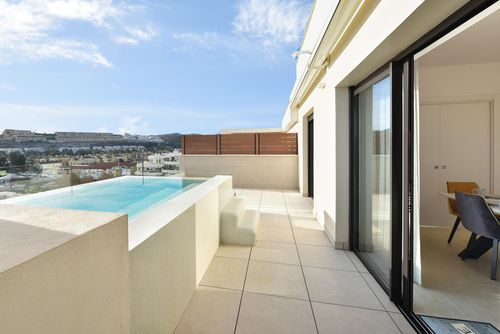 Lotus Jardinana 21 Moderne en luxueuze penthouse met privézwembad in Mijas Costa, Andalusië, Spanje voor 6 personen. Het huis is gelegen in een resort, in een kustgebied, dicht bij een golfbaan, restaurants en bars, winkels en supermarkten, en op 1 km van het strand van La Cala de Mijas....