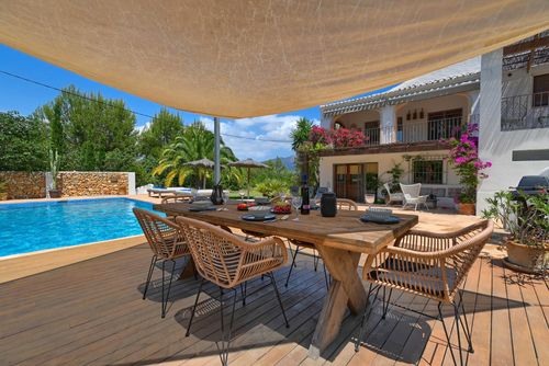 Bogira Magnifique et romantique villa avec piscine privée à Jávea, Costa Blanca, Espagne pour 8 personnes. La maison est située dans un quartier résidentiel boisé et vallonné....