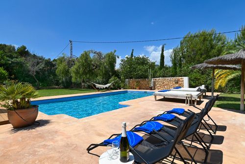 Bogira 6 pax Splendida e romantica villa a Javea, Costa Blanca, Spagna, con piscina privata per 6 persone. La casa è situata in una zona collinare, boscosa e residenziale....