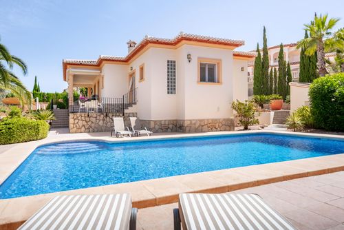 Eva Villa moderne et confortable à Jávea, Costa Blanca, Espagne avec piscine chauffée pour 6 personnes. La maison est située dans un quartier résidentiel proche de la plage....