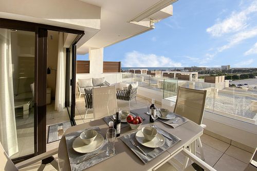 Lotus Jardinana 20 Modern en luxe appartement in La Cala De Mijas, Andalusië, Spanje voor 4 personen. Het appartement is gelegen in een resort, in een kustgebied, dicht bij een golfbaan, restaurants en bars, winkels en supermarkten, en op 1 km van het strand van La Cala de Mijas....