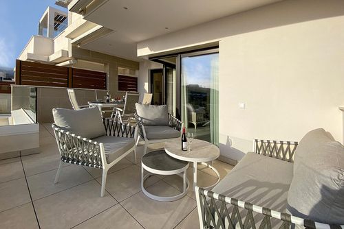 Lotus Jardinana 20 Apartamento moderno y lujoso en Mijas Costa, Andalucía, España para 4 personas. El apartamento se encuentra en un complejo turístico, en una zona costera, cerca de un campo de golf, restaurantes y bares, tiendas y supermercados, y a 1 km de la playa de La Cala de Mijas....