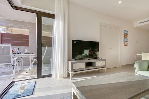 Lotus Jardinana 20 Apartamento moderno y lujoso en Mijas Costa, Andalucía, España para 4 personas. El apartamento se encuentra en un complejo turístico, en una zona costera, cerca de un campo de golf, restaurantes y bares, tiendas y supermercados, y a 1 km de la playa de La Cala de Mijas....