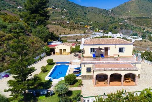 Nerja 014 Magnifique et confortable villa à Nerja, Costa del Sol, Espagne, avec piscine privée pour 8 personnes. La maison est située dans une zone balnéaire vallonnée et rurale, à 4 km de la plage de Burriana....