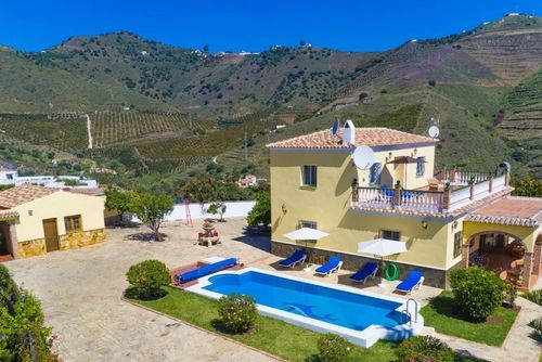 Nerja 014 Magnifique et confortable villa à Nerja, Costa del Sol, Espagne, avec piscine privée pour 8 personnes. La maison est située dans une zone balnéaire vallonnée et rurale, à 4 km de la plage de Burriana....