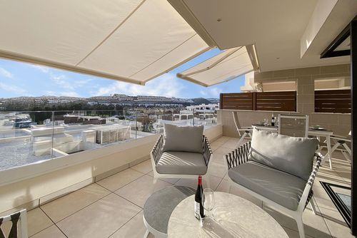 Lotus Jardinana 20 winter Apartamento moderno y lujoso en Mijas Costa, Andalucía, España para 4 personas. El apartamento se encuentra en un complejo turístico, en una zona costera, cerca de un campo de golf, restaurantes y bares, tiendas y supermercados, y a 1 km de la playa de La Cala de Mijas....