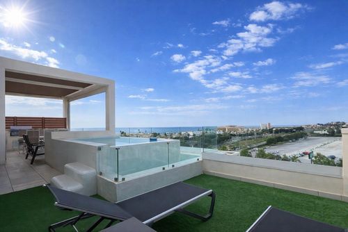 Lotus Jardinana 21 winter Modernes und luxuriöses Penthouse in La Cala De Mijas, Andalusien, Spanien mit privatem Pool für 6 Personen. Das Haus befindet sich in einem Resort, in einer Küstenregion, nahe einem Golfplatz, Restaurants und Bars, Geschäften und Supermärkten, und 1 km vom Strand La Cala de Mijas entfernt....