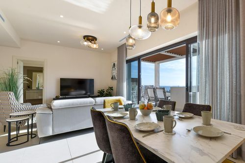 Lotus Jardinana 21 winter Ático moderno y lujoso en La Cala De Mijas, Andalucía, España, con piscina privada para 6 personas. La casa está situada en un complejo, en una zona costera, cerca de un campo de golf, restaurantes y bares, tiendas y supermercados, y a 1 km de la Playa de La Cala de Mijas....