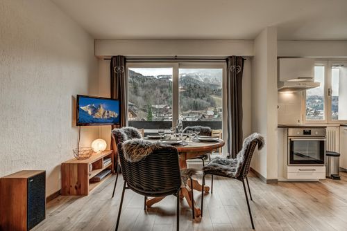 Appartement Halny Schöne Wohnung in Les Houches, Mont Blanc, Frankreich für 6 Personen. Die Wohnung befindet sich in einer bergigen Umgebung, in der Nähe von Restaurants, Bars und Geschäften, nur 500 m von der Skipiste und 500 m von der Seilbahn entfernt....