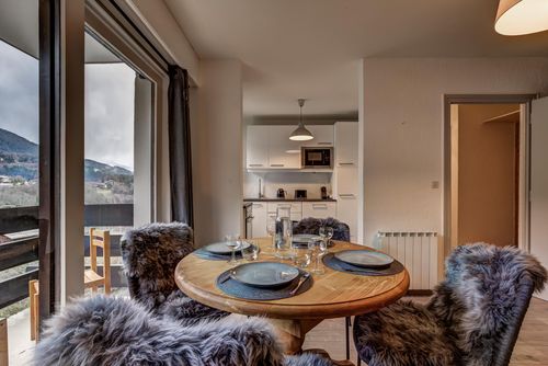 Appartement Halny Mooie appartement in Les Houches, Mont Blanc, Frankrijk voor 6 personen. Het appartement is gelegen in een bergachtige omgeving, dicht bij restaurants, bars en winkels, op minder dan 500 m van de skipiste en op minder dan 500 m van de skilift....