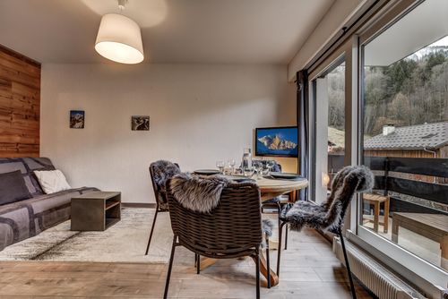 Appartement Halny Mooie appartement in Les Houches, Mont Blanc, Frankrijk voor 6 personen. Het appartement is gelegen in een bergachtige omgeving, dicht bij restaurants, bars en winkels, op minder dan 500 m van de skipiste en op minder dan 500 m van de skilift....