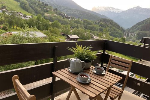 Appartement Halny Bel appartement à Les Houches, Mont Blanc, France pour 6 personnes. L'appartement est situé dans une zone montagneuse, à proximité de restaurants, bars et magasins, à 500 m des pistes de ski et à 500 m du télésiège....