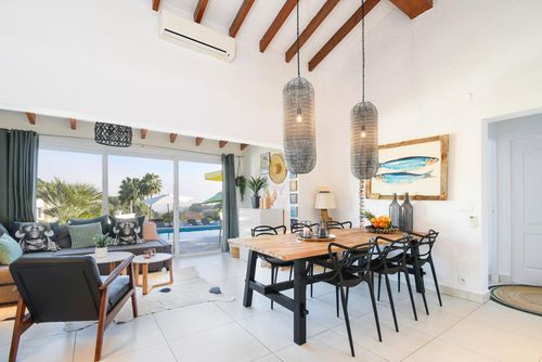 Mi Sueño 4 pax Villa à Moraira, Costa Blanca, Espagne avec piscine privée pour 4 personnes. La maison est située dans un quartier résidentiel près de la plage et se trouve à 3 km de la plage....